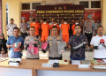 Tampak jajaran Satreskrim Polres Lebak gelar press conference pengungkapan kasus itu dan pelaku bobol sparepart kendaraan yang terjadi di empat titik locus delictius (TKP), bertempat di Loby Mapolres Lebak. Jum’at (06/10).