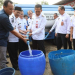 Pj Bupati Tangerang Andy Oni bersama Direktur Perumdam TKR dan Ketua PWI Kabupaten
Tangerang menuangkan air bersih bagi warga Desa Kohod, Pakuhaji, kemarin. FOTO PWI Kab Tangerang.