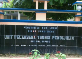 Gapura plakat di bekas kantor UPT Pendidikan Lebak Kecamatan Malingping.