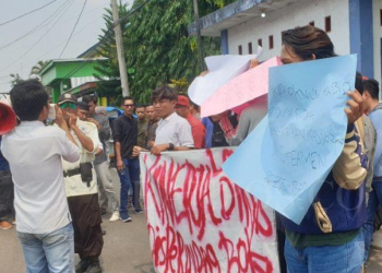Soal kebijakan pasar dan perbaikan Mural, sejumlah warga mengatasnamakan Relawan Pembela Masyarakat Bersatu (RPMB) dan Keluarga Mahasiswa Independen (KMI) unjuk rasa pada kantor Disperindag Kabupaten Lebak, Senin (23/10).