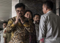Menteri Pertanian Syahrul Yasin Limpo menyapa wartawan saat tiba di Kantor Kementerian Pertanian, Jakarta, Kamis (5/10/2023). Menurut Kuasa Hukum Syahrul Yasin Limpo, Febri Diansyah, politikus Partai Nasdem itu menyiapkan tim gabungan untuk mendampingi dalam perkara hukum di KPK. ANTARA FOTO/Aprillio Akbar/aww.
