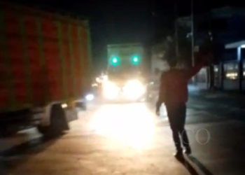 Petugas Dishub Pandeglang, saat menertibkan kendaraan truk tronton.