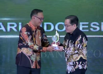 Penyerahan secara simbolis penghargaan Anugerah Pajak Daerah 2023 kepada Taman Safari Bogor. (*)