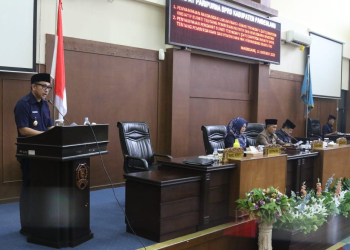 MENYAMPAIKAN JAWABAN BUPATI : Wakil Bupati Pandeglang Tanto Warsono Arban, menyampaikan jawaban Bupati atas pandangan umum fraksi - fraksi terkait Raperda inisiatif, Rabu (11/10). (FAHRIE/SATELIT NEWS)