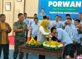 Bupati Pandeglang, Irna Narulita saat menyerahkan tumpeng kepada Ketua Porwan Pandeglang, Tb Agus Jamaludin.