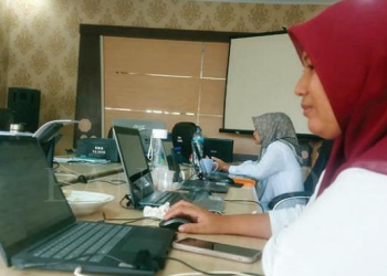 Pegawai BKPSDM Pandeglang saat memeriksa berkas dokumen pendaftaran PPPK.