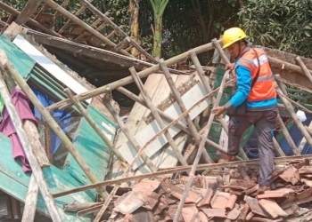 Salah seorang warga saat membantu melakukan evakuasi.