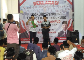 Taufiq Solehudin/BANTEN POS Komunitas Sopir Angkot Banten mendeklarasikan diri mendukung pasangan Ganjar Pranowo-Mahfud MD sebagai pasangan Capres dan Cawapres pada Kamis (26/10)