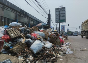 EDWIN MAHESA PARDEDE// Sampah Menumpuk di Sepanjang Sisi Depan
Pasar Ciruas Yang Berhari-hari Tidak Kunjung Dibersihkan Dan Membuat Pasar Terlihat
Kumuh.
