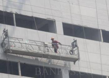 LUKMAN HAPIDIN/BANTEN POS
Ketua Komisi IV DPRD Cilegon, Erik Airlangga Al-Ghozali melakukan inspeksi mendadak (sidak) di TPSA Bagendung, Kota Cilegon, Senin (30/10).