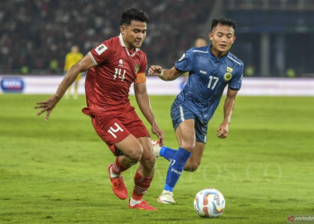 Pesepakbola timnas Indonesia Asnawi Mangkualam (kiri) berusaha melewati
hadangan pesepak bola timnas Brunei Muhammad Hakeme (kanan) dalam pertandingan leg 1
kualifikasi Piala Dunia 2026 babak pertama zona Asia di Stadion Utama Gelora Bung Karno (GBK),
Senayan, Jakarta, Kamis (12/10/2023). (ANTARA FOTO/GALIH PRADIPTA)