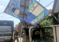 LUKMAN HAPIDIN/BANTEN POS
Petugas Satpol PP Cilegon saat mengamankan Baliho yang terpasang di sepanjang Jalan Grogol sampai tol Gerem bawah, Rabu (11/10).