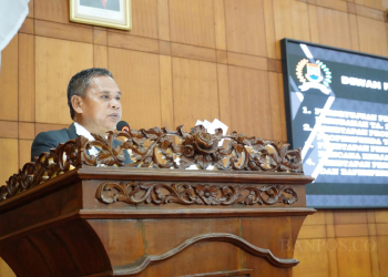 LUKMAN HAPIDIN/BANTEN POS Ketua Harian Banggar DPRD Kota Cilegon, Subhi S Mahad saat menyetujui penetapan Raperda menjadi Perda APBD Perubahan 2023.