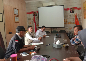 LUKMAN HAPIDIN/BANTEN POS
Sejumlah perwakilan Ormas saat mendatangi Bawaslu Cilegon guna melaporkan Walikota Cilegon, Helldy Agustian atas dugaan pelanggaran Pemilu, Rabu (11/10).