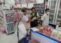 Petugas DKPP saat melakukan sidak ke sejumlah toko obat dan pet shop, Rabu (11/10).