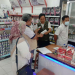 Petugas DKPP saat melakukan sidak ke sejumlah toko obat dan pet shop, Rabu (11/10).
