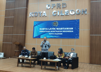 LUKMAN HAPIDIN/BANTEN POS Asda I Kota Cilegon, Tatang Muftadi saat membuka kegiatan KLW yang digelar oleh PWI Kota Cilegon di Aula DPRD Kota Cilegon, Jumat (6/10).