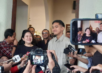 Ketua DPP PDI Perjuangan Puan Maharani (tengah) dan Ketua Umum PSI Kaesang Pangarep (kanan) menjawab pertanyaan wartawan seusai melakukan pertemuan di Jakarta, Kamis (5/10/2023). Pertemuan tersebut membahas situasi politik terkini menjelang Pemilu 2024 dan bersepakat bahwa Pemilu 2024 harus dijalani dalam situasi damai dan berjalan kondusif. ANTARA FOTO/Indrianto Eko Suwarso/YU