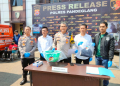Wakapolres Pandeglang, Kompol Andi Suwandi didampingi Plt Kasat Reskrim Polres Pandeglang, AKP Ilman Robiana saat press rilis.