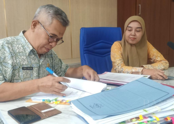 Kepala Dinkop-UKM Kota Cilegon, Didin S Maulana saat menerima pengajuan sertifikasi halal.