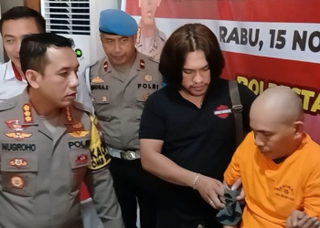 Kapolresta Barelang Kombes Pol. Nugroho Tri Nuryanto dalam rilis tersangka pembunuhan mantan direktur RSUD Padang Sidempuan di Kota Batam, Kepulauan Riau, Rabu (15/11/2023). (ANTARA/Yude)