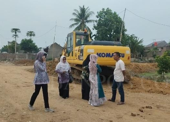 DLH Kota Serang saat meninjau lokasi Kapling yang belum berizin di Kota Serang. (EDWIN MAHESA PARDEDE)