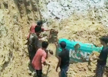 Tampak alat berat yang tertimbun longsor pada galian tanah di Desa Kaduagung Tengah
Kecamatan Cibadak yang menewaskan dua orang pekerja, yakni operator ekskavator dan sopir tronton
yang tertimbun.