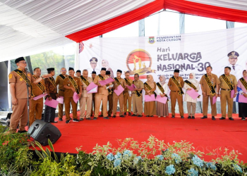 LUKMAN HAPIDIN/BANTEN POS

Walikota Cilegon mengangkat 44 pejabat Pemkot menjadi orang tua asuh anak stunting, Selasa (31/10)