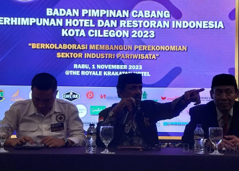 LUKMAN HAPIDIN/BANTEN POS Ketua BPD PHRI Banten, GS Ahsok Kumar didampingi Ketua BPC PHRI Cilegon, Haji Joni saat memberikan keterangan pers kepada awak media, Rabu (1/11).