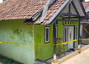 Foto : Garis Polisi melintang di lokasi penemuan mayat