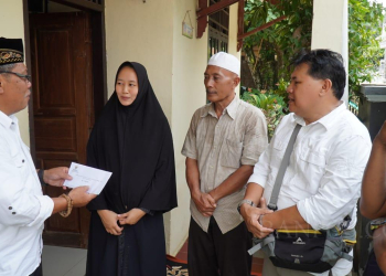 Ketua Baznas Pandeglang, Ferry Hasanudin saat menyerahkan bantuan.