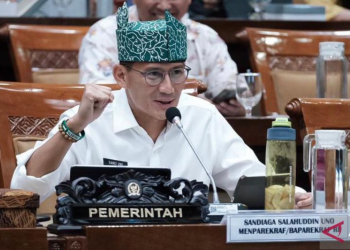 Menparekraf Sandiaga Salahuddin Uno memaparkan capaian kinerja Kemenparekraf dalam Raker dengan Komisi X DPR RI di Gedung DPR RI, Jakarta, Selasa (14/11/2023). ANTARA/HO-Kemenparekraf.