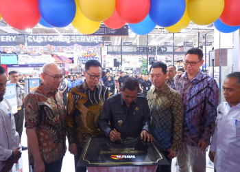 Walikota Serang menandatangani prasasti secara simbolik atas diresemikannya Toko Mitra10 di Sempu, Kota Serang, Rabu (1/11).