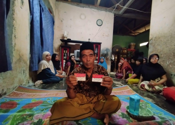 Dokumentasi BANPOS: Salah satu KPM saat menunjukan kartu program BPNT.