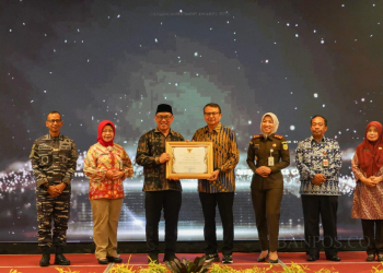 DPMPTSP Kota Cilegon memberikan apresiasi kepada investor baik PMA maupun PMDN. Apresiasi diberikan dalam momentum Cilegon Business Forum and Investment Award 2023 di The Hotel Royale Krakatau, Kamis (16/11). LUKMAN HAPIDIN/BANTEN POS