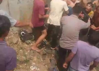 Warga saat mengevakuasi korban tenggelam.