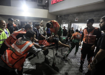 Seorang petugas pertahanan sipil Palestina yang terluka dalam serangan Israel diberikan resusitasi jantung paru dengan tandu di Rumah Sakit Al-Shifa di Jalur Gaza. Gaza, wilayah Palestina, Oktober 2023 © Ali Jadallah/Anadolu via AFP