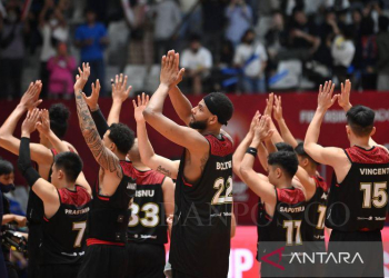 Para punggawa tim nasional basket Indonesia menyapa para suporter usai mengalahkan tim nasional Arab Saudi dalam babak penyisihan Grup A FIBA Asia Cup 2022 di Istora Gelora Bung Karno, Senayan, Jakarta, Selasa (12/7/2022). Indonesia menang atas Arab Saudi dengan skor 80- 54. ANTARA FOTO/Aditya Pradana Putra/rwa.