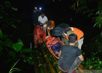 Tim SAR mengevakuasi korban erupsi Gunung Marapi yang mengalami luka bakar di jalur pendakian proklamator, Nagari Batu Palano, Kabupaten Agam, Provinsi Sumatera Barat, Senin (4/12/2023) dini hari. (ANTARA FOTO/Iggoy el Fitra/rwa)
