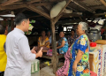 Rivo Kumara saat tengah berbincang dengan masyarakat Jelupang.