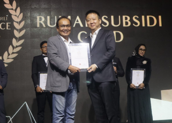 Direktur Utama Harmony Residence Wang Weiping (kanan) menerima penghargaan kategori Gold Rumah Subsidi pada FIABCI Indonesia-REI Excellence Awards 2023 di Jakarta, Kamis, 14 Desember 2023.