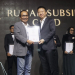 Direktur Utama Harmony Residence Wang Weiping (kanan) menerima penghargaan kategori Gold Rumah Subsidi pada FIABCI Indonesia-REI Excellence Awards 2023 di Jakarta, Kamis, 14 Desember 2023.