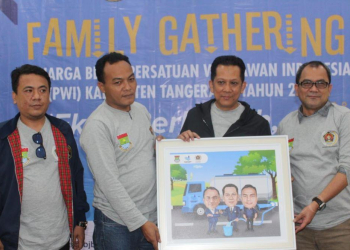 Pj Bupati Tangerang Andi Ony Prihartono menerima plakat penghargaan dari Ketua PWI Kabupaten Tangerang, Sri Mulyo