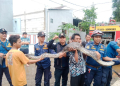 Petugas BPBD Kabupaten Tangerang melakukan evakuasi ular piton yang masuk kandang ternak ayam warga di Sepatan. (ANTARA/Azmi)