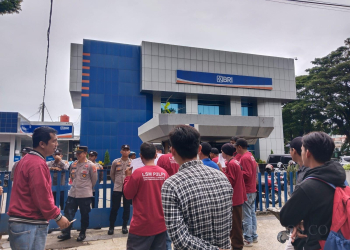 Massa aksi melakukan orasi di depan kantor BRI Rangkasbitung