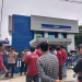 Massa aksi melakukan orasi di depan kantor BRI Rangkasbitung