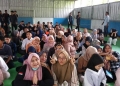 Suasana Bimtek KPPS se-Kalangayar, Kabupaten Lebak, terdapat wanita berkacamata yang berpose menggunakan jari.