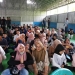 Suasana Bimtek KPPS se-Kalangayar, Kabupaten Lebak, terdapat wanita berkacamata yang berpose menggunakan jari.