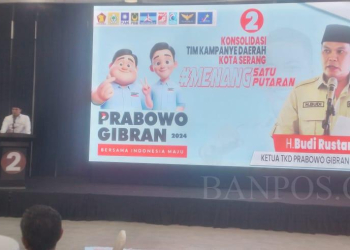 Ketua TKD Prabowo-Gibran Kota Serang, Budi Rustandi saat menyampaikan sambutan di hadapan tim dan relawan pada pertemuan konsolidasi, Jumat (5/1) /Taufiq Solehudin/ BANTEN POS