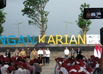 Presiden RI berfoto bersama Pegawai PUPR setelah peresmian bendungan Karian kemarin